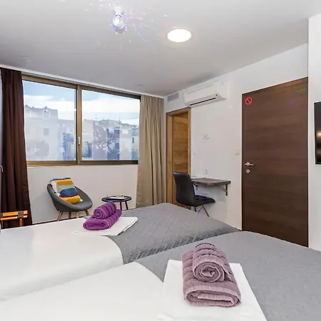 Apinelo & Guest house 3*