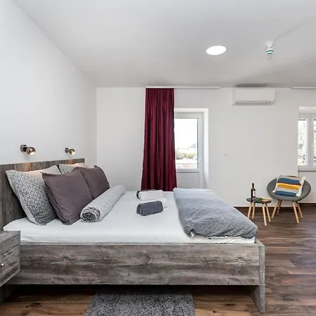 Apinelo & Guest house 3*