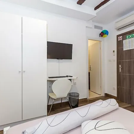 Apinelo & Gostinjska kuća 3*