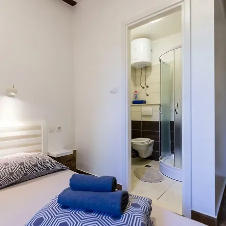 Apinelo & Gostinjska kuća 3*