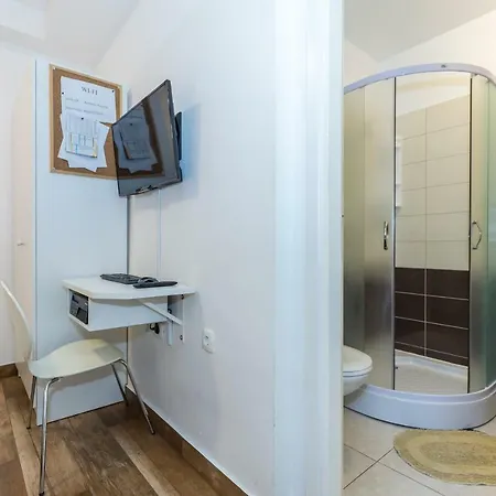 Apinelo & Gostinjska kuća 3*