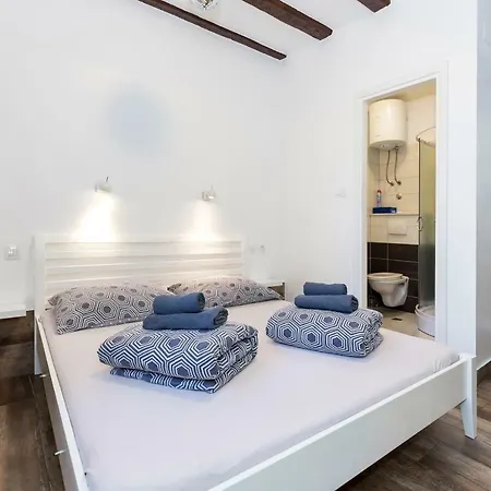 Apinelo & Gostinjska kuća 3*