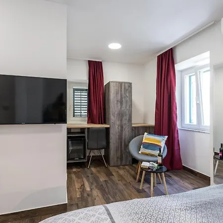 Apinelo & Gostinjska kuća